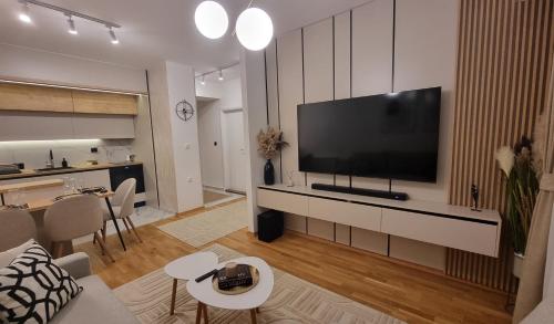 Luksuzno opremljena dnevna soba apartmana Luxury Gold Apartment u Skoplju sa zlatnim detaljima