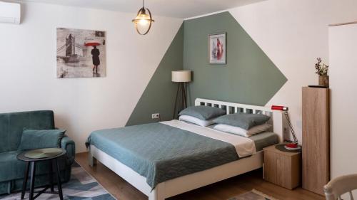 Enterijer sobe u Guest House Time Out Sarajevo sa udobnim krevetom i modernim detaljima