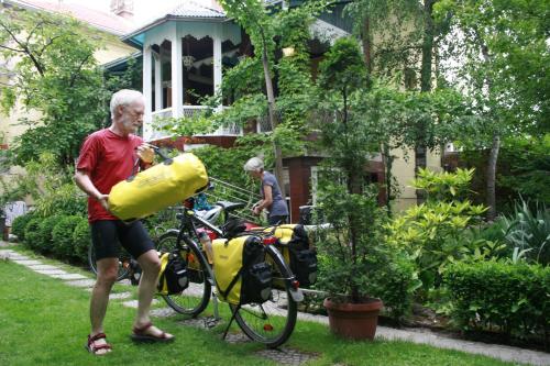 Moderan i autentičan enterijer smeštaja Urban Guerrilla u Negotinu za avanturiste
