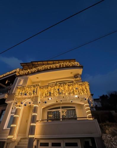 Kamena fasada i balkon objekta Villa NIKI Ohrid By Germanoff u starom delu Ohrida