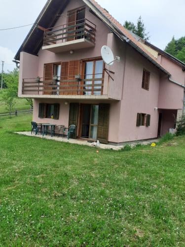 Svetla unutrašnjost objekta Studio apartman jelena na Zaovinama sa ugodnim bračnim krevetom
