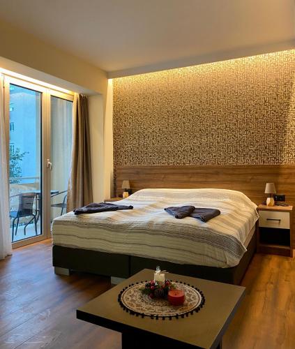 Osvetljen enterijer apartmana La Mer Apartments u Skoplju sa modernom garniturom