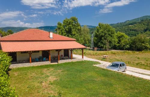 Moderan apartmanski smeštaj Apartmani LUKA u Perućcu sa balkonom i pogledom na reku