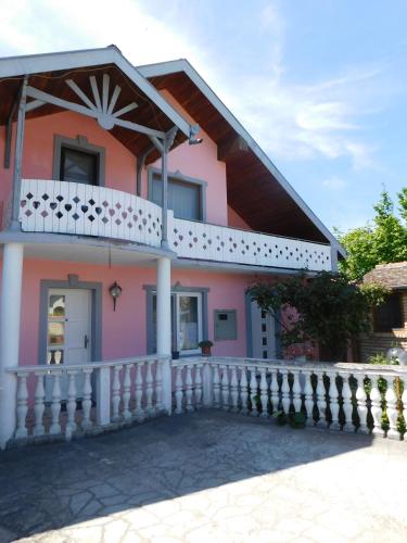 Villa Anna Palić – elegantan smeštaj uz jezero sa vrtom i mirnim okruženjem