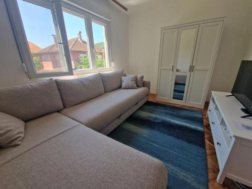 Apartman Mamut Donji Milanovac – komforan apartman sa prostranom terasom i lepim pogledom na reku Dunav.