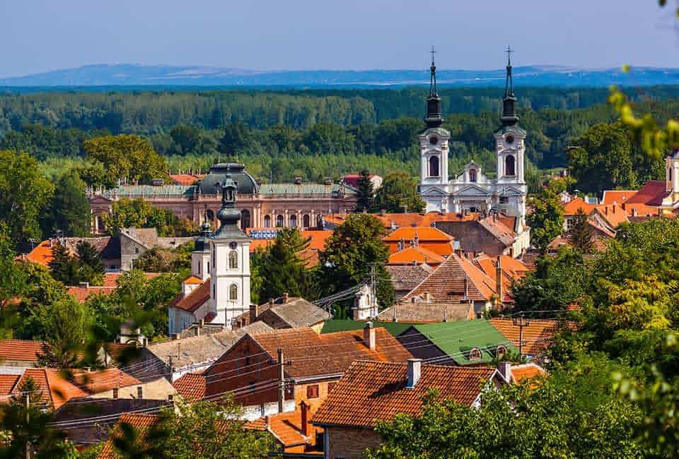 Panorama starog grada u Srbiji sa crkvom, crvenim krovovima i zelenilom – spoj prirode, istorije i hedonizma.