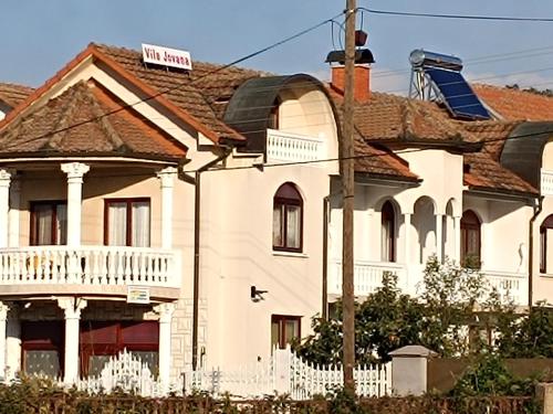 Svetla i moderno opremljena spavaća soba u smeštaju Vila Jovana u Negotinu
