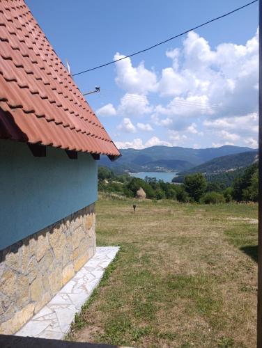 Drveni balkoni i spoljašnjost kompleksa Vila Suza-Vikendice i apartmani Jezdić na Zaovinama