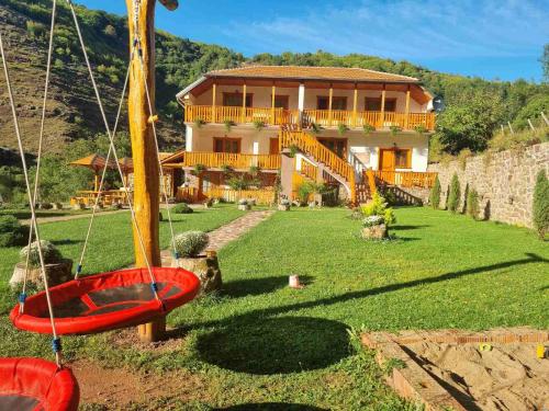 Kuća Stojanovića Topli Do – tradicionalna planinska kuća u prirodi Stare planine