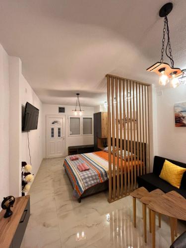 Potpuno opremljena kuhinja sa trpezarijskim stolom i stolicama u objektu Apartman Lile Raca u Ohridu