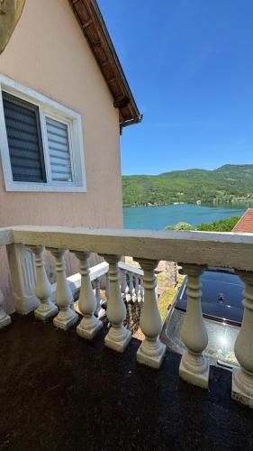 Pogled sa prostrane terase objekta Perucac - Apartman sa pogledom na jezero prema reci Drini