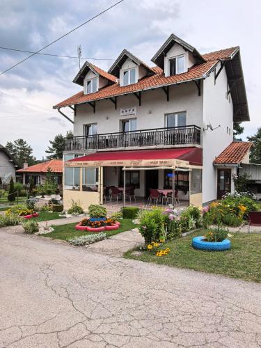 Svetla i moderno opremljena dnevna soba u objektu Apartmani Vita na Divčibarama