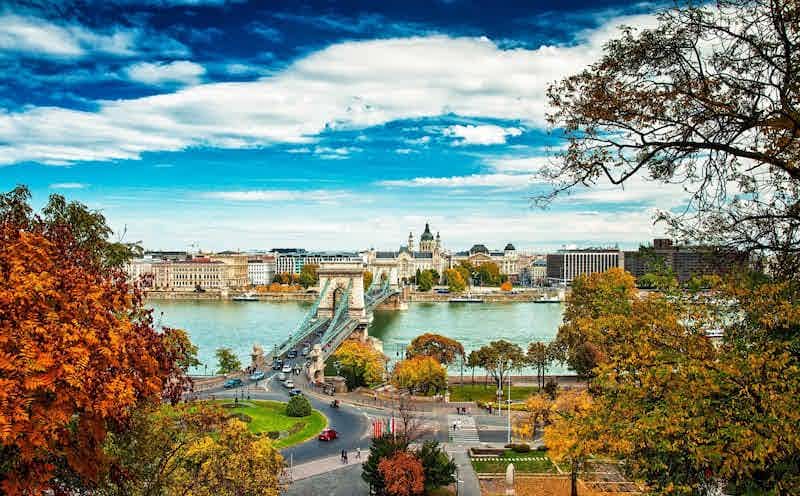 ogled na evropski grad uz reku, mostove i jesenje drveće – idealno za vikend putovanje kolima ili autobusom.