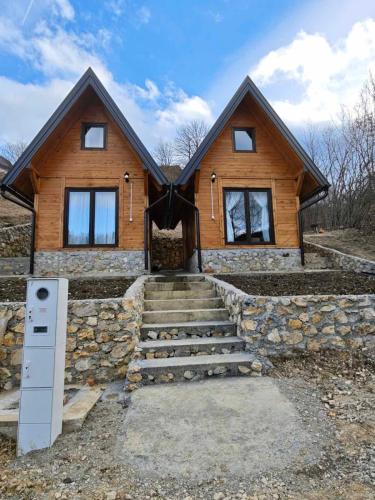 Mala drvena planinska kućica Vikendica Neven 2 na Zaovinama sa pogledom na planinu