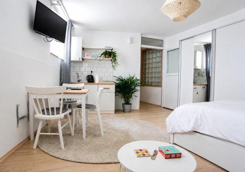 Moderan enterijer Studio Apartments Siesta u Sarajevu sa udobnim krevetom