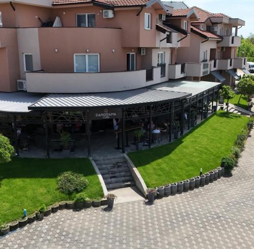 Pogled sa terase apartmana Panorama na prirodu i Srebrno jezero u Srbiji