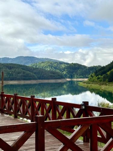 Tradicionalna drvena brvnara Zaovinski Raj 2 na planini Tari sa pogledom na jezero
