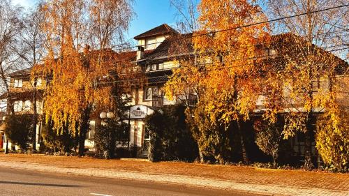 Spoljašnjost i parking motela Kruna u prelepom prirodnom okruženju Homolja blizu vrela