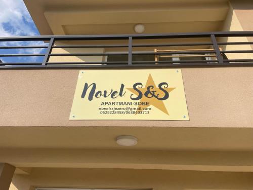 Elegantan i moderan dizajn spavaće sobe u apartmanu Novel S&S na Srebrnom jezeru