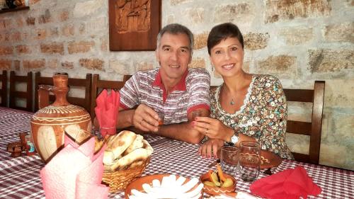 Etno soba i kameni zidovi u objektu Vila Milenović u Rajačkim pivnicama