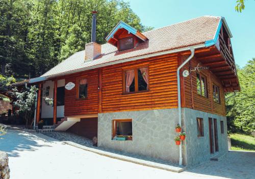 Tradicionalno uređeno etno domaćinstvo Milenković u prirodi Homolja blizu Krupajskog vrela