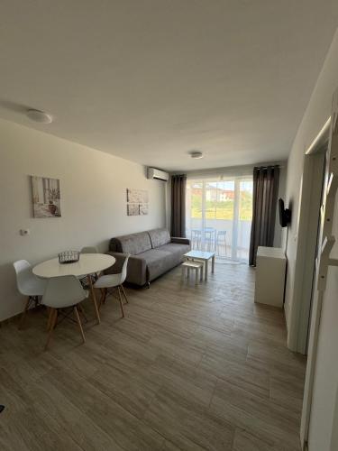Svetla i moderno opremljena soba u apartmanu VERA na Srebrnom jezeru