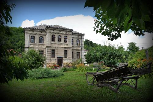 Etno stil i prelepo uređeno dvorište objekta Country house Dunjin Konak kod Negotina