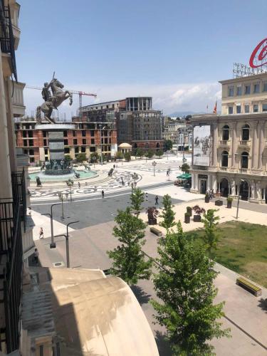 Glavni dnevni boravak objekta Skopje Plaza Apartment u Skoplju sa pogledom na grad