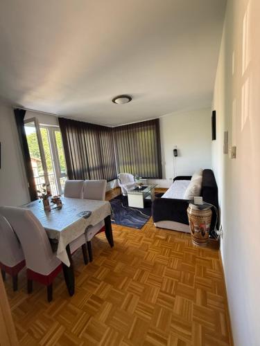 Svetla i moderna dnevna soba u Apartments Belma u Sarajevu