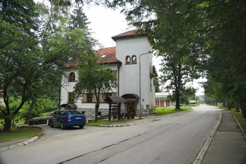 Tradicionalna fasada i uređeno cvetno dvorište objekta Garni Hotel Vila Drina u Perućcu