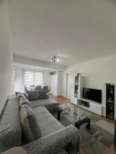 Glavna spavaća soba sa velikim bračnim krevetom u objektu MarBel Apartments u Ohridu