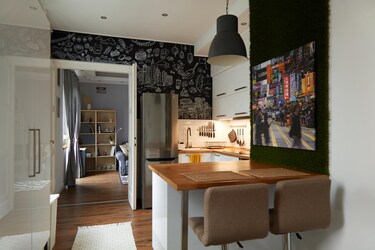 „Porodični apartman Springfield Kitty Kingdom u Budimpešti, šaren enterijer sa motivima mačaka.